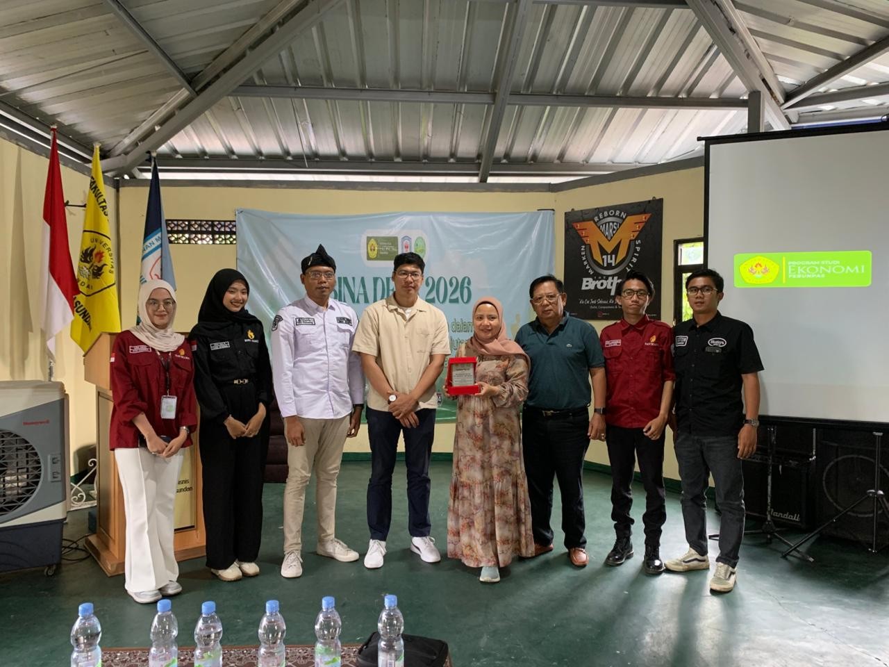 Mahasiswa Program Studi Ekonomi Pembangunan FEB UNPAS Implementasikan Konsep Pembangunan Berkelanjutan Melalui Program Bina Desa “From Trash to Cash” di Margahayu Selatan