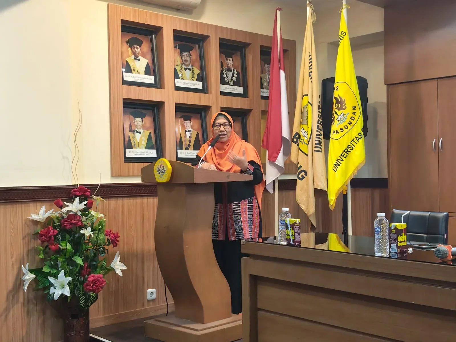 Komisi X DPR RI Lepas Lulusan KIP Kuliah Prodi Ekonomi FEB UNPAS Angkatan 2022